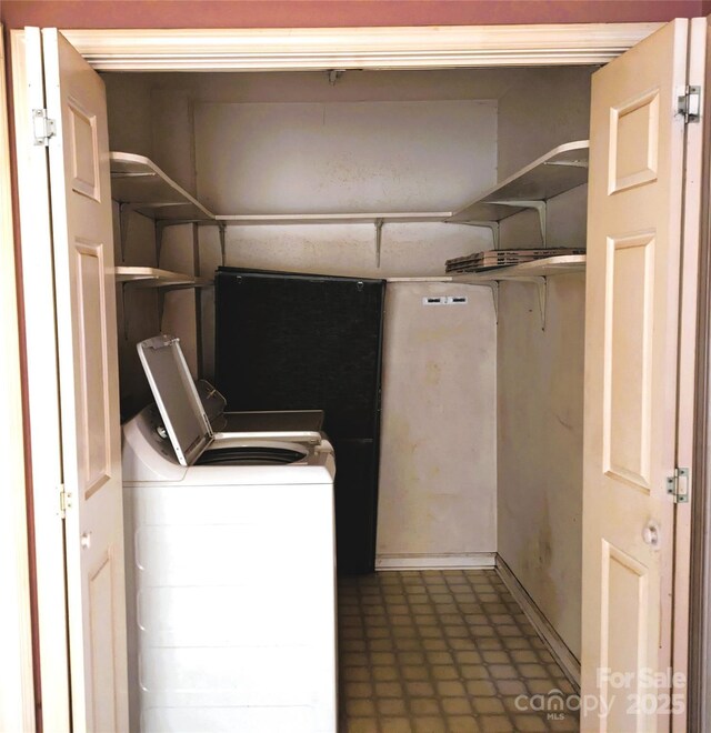 laundry room featuring tile patterned floors and washer and clothes dryer