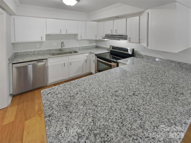3143 Windbluff Dr, Charlotte, NC 28277 - kitchen featuring crown molding, appliances with stainless steel finishes, a sink, white cabinetry, and under cabinet range hood
