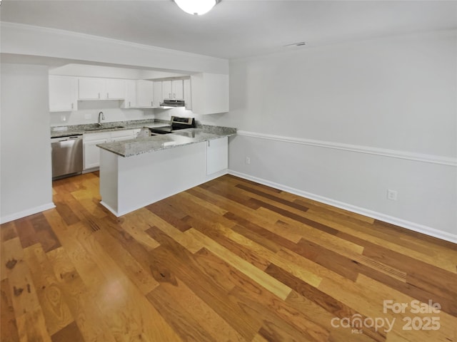 3143 Windbluff Dr, Charlotte, NC 28277 - kitchen with a peninsula, wood finished floors, white cabinets, a sink, and appliances with stainless steel finishes