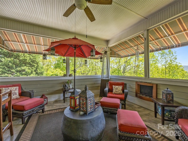 sunroom / solarium featuring a ceiling fan and outdoor lounge area