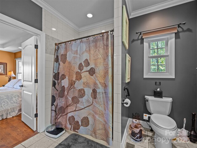 ensuite bathroom featuring crown molding, toilet, a shower with curtain, and ensuite bathroom