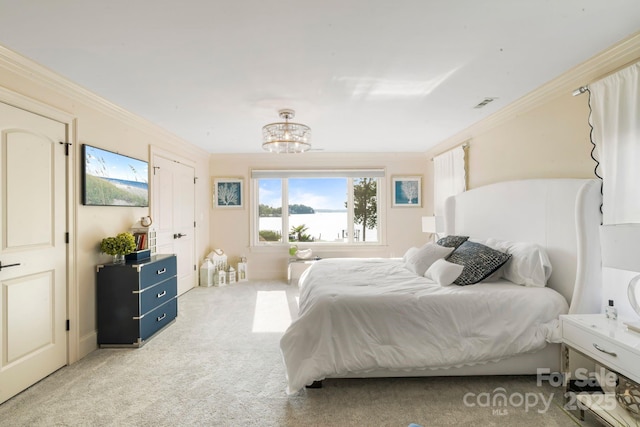 bedroom with an inviting chandelier, crown molding, visible vents, and light colored carpet