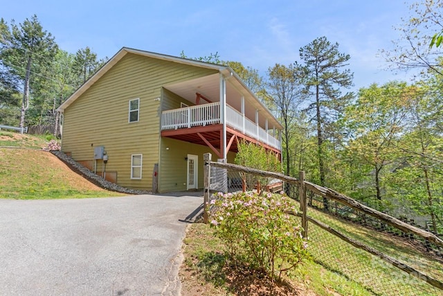 view of front of property featuring aphalt driveway