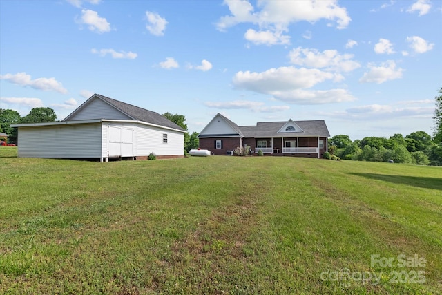 view of yard with an outbuilding