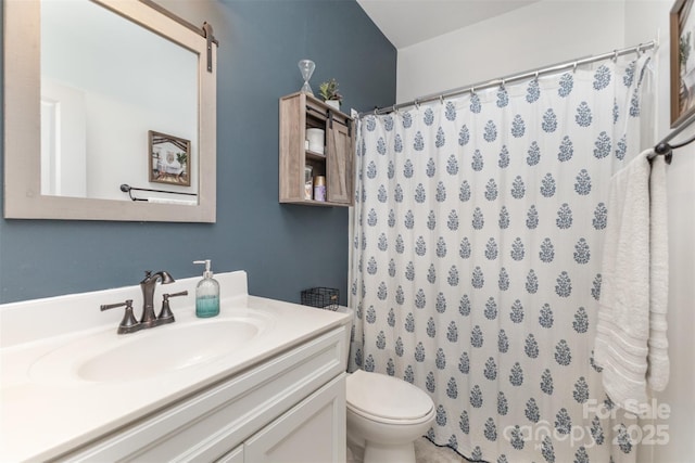 full bath with vanity, curtained shower, and toilet