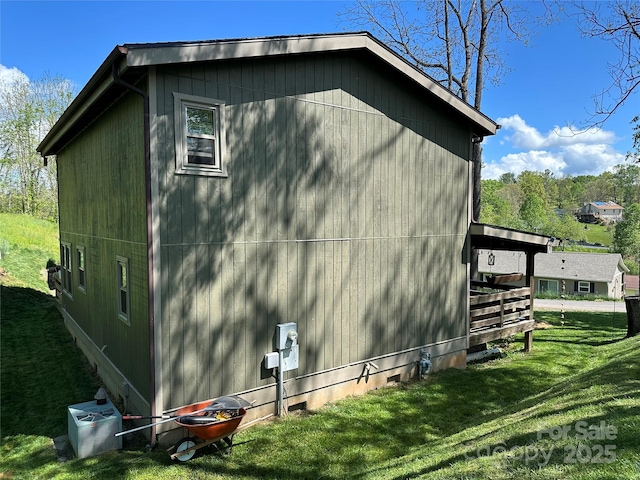 view of side of property featuring a lawn