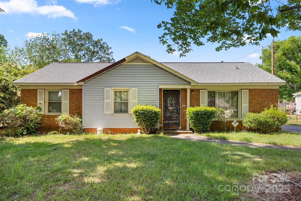 728 Dedmon Dr, Charlotte, NC 28216 - ranch-style home featuring a front lawn, brick siding, and roof with shingles
