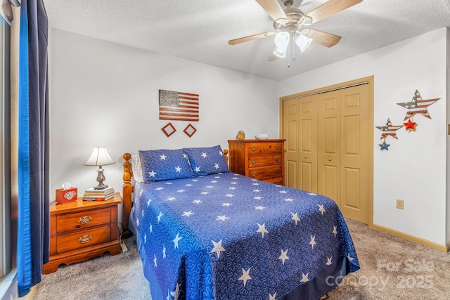 bedroom with carpet, a closet, a ceiling fan, a textured ceiling, and baseboards
