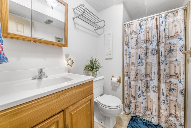 full bathroom featuring toilet, a textured ceiling, vanity, and a shower with shower curtain