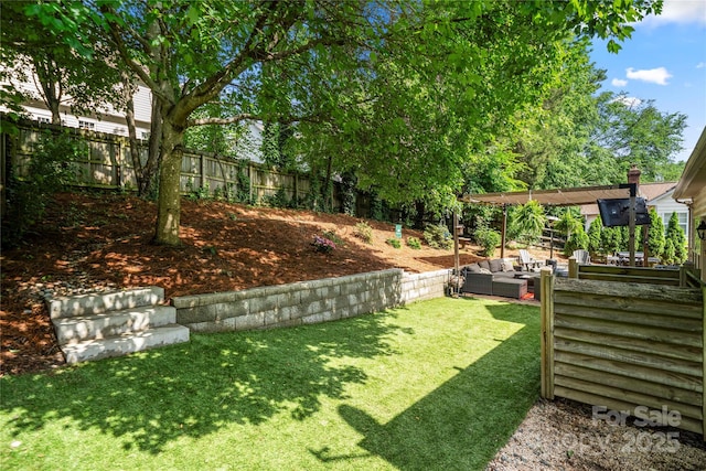 view of yard featuring an outdoor hangout area