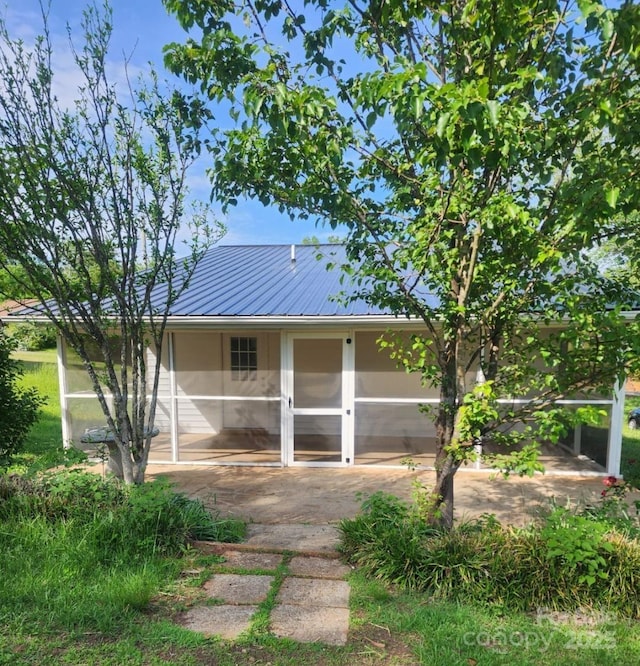 view of front of property featuring metal roof and stucco siding