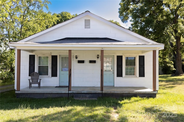 view of front of home featuring a porch and a front lawn
