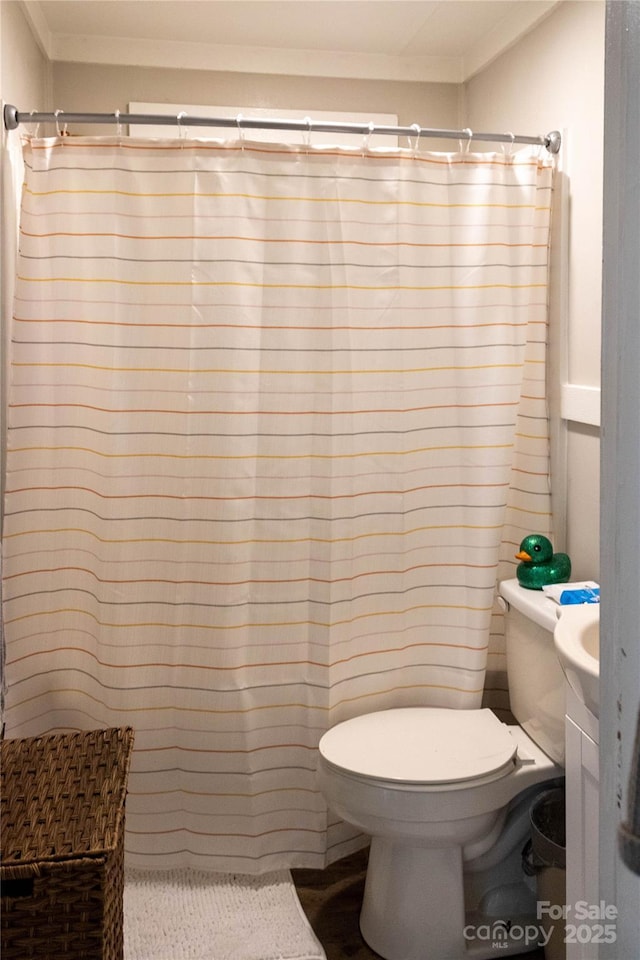 full bath featuring crown molding, a shower with shower curtain, and toilet