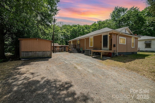 manufactured / mobile home featuring driveway