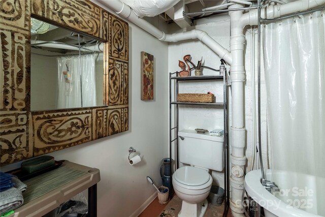 full bathroom featuring baseboards, toilet, and shower / tub combo with curtain