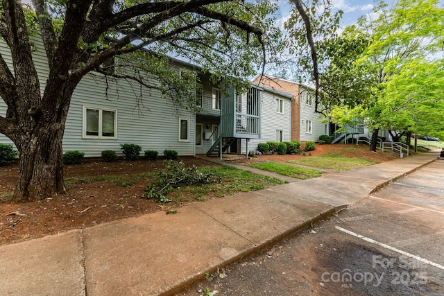 2026 Harvest Ln, Charlotte, NC 28210 - raised ranch featuring uncovered parking