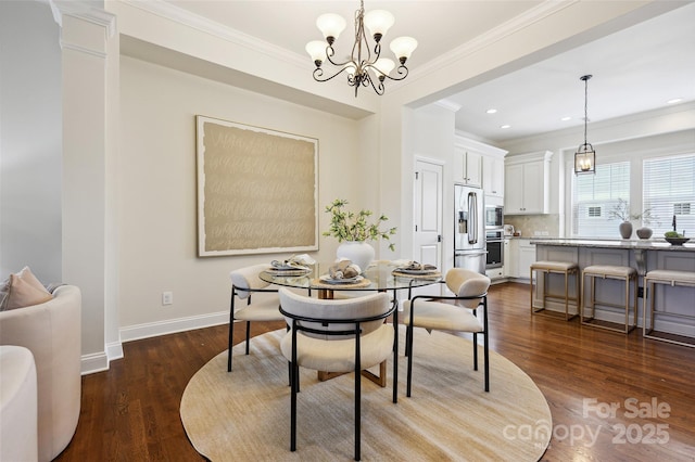 dining area featuring crown molding, dark wood finished floors, a chandelier, recessed lighting, and baseboards