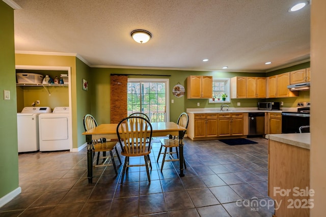 76 Overlook Pointe Dr, Spruce Pine, NC 28777 - dining area with washing machine and dryer, ornamental molding, a textured ceiling, baseboards, and recessed lighting