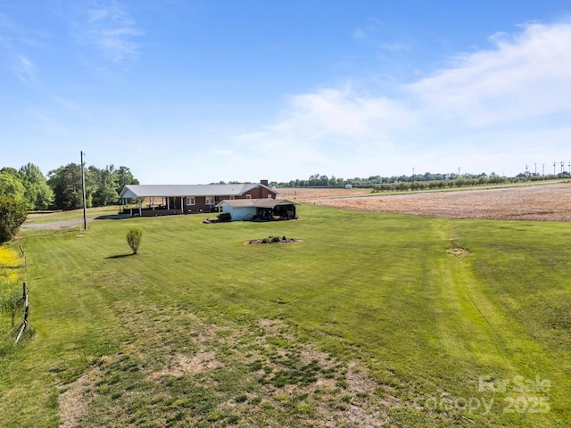 view of yard featuring a rural view