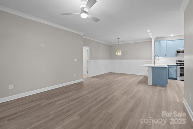unfurnished living room with recessed lighting, ceiling fan, ornamental molding, and light wood-style flooring