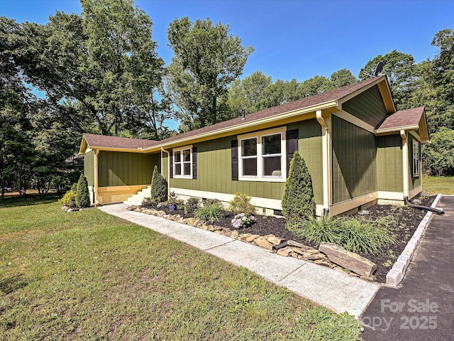 view of front of home featuring a front lawn