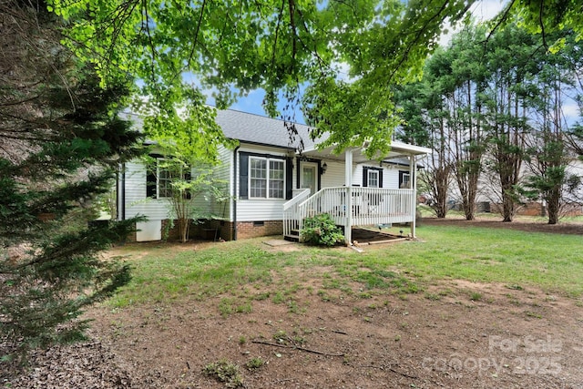 view of front of home featuring roof with shingles, a front lawn, and crawl space