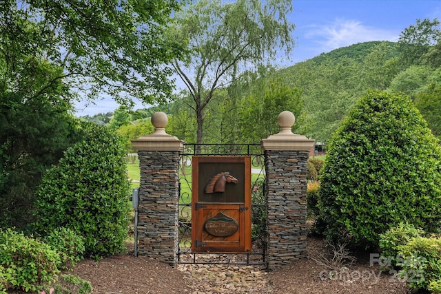 community / neighborhood sign with a mountain view