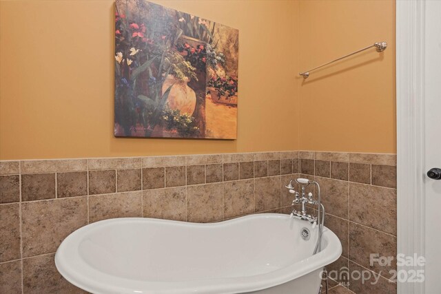 full bathroom featuring a freestanding tub