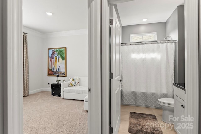 full bath featuring ornamental molding, toilet, baseboards, a shower with shower curtain, and recessed lighting
