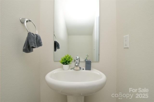 bathroom featuring a sink