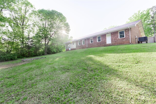 view of front of house featuring brick siding and a front yard
