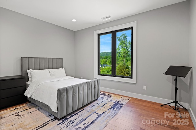 bedroom featuring visible vents, recessed lighting, baseboards, and light wood-style floors