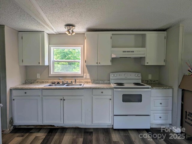 kitchen with under cabinet range hood, electric range, a textured ceiling, and a sink