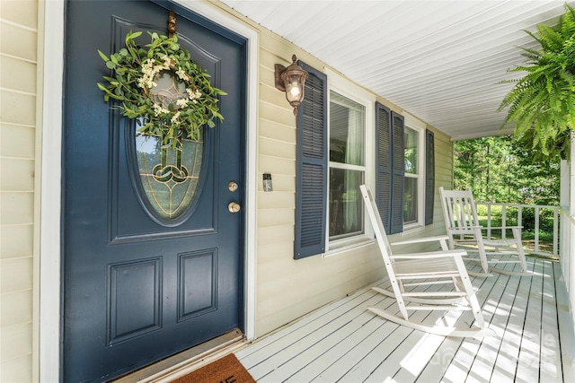 entrance to property featuring covered porch