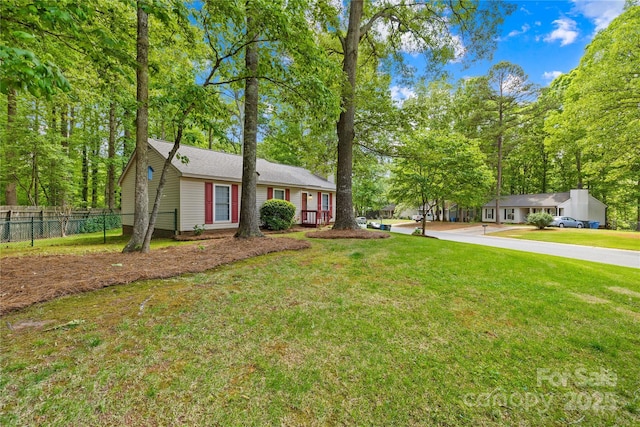 view of front of property featuring fence and a front lawn