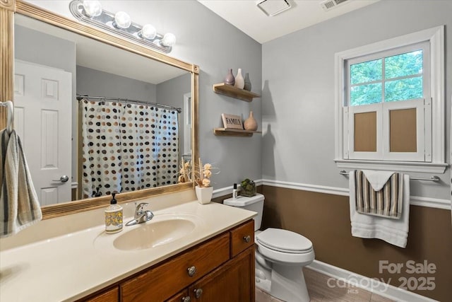 full bathroom with toilet, a shower with shower curtain, and vanity