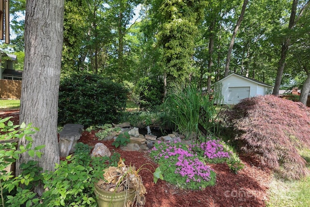 view of yard featuring an outdoor structure and a garage