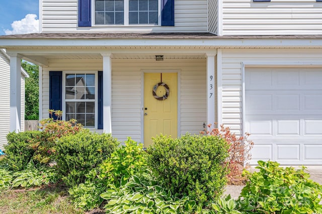 property entrance featuring a porch