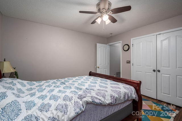 bedroom featuring a textured ceiling, ceiling fan, wood finished floors, and a closet