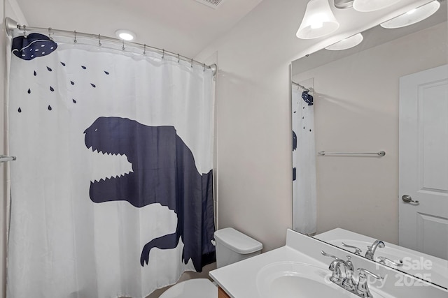 full bathroom featuring toilet, curtained shower, and vanity