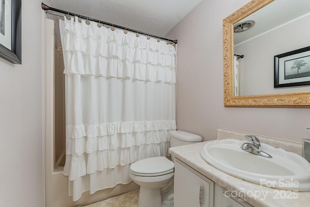 5013 Friendship Circle Rd, East Bend, NC 27018 - full bathroom featuring a textured ceiling, vanity, and shower / tub combo with curtain