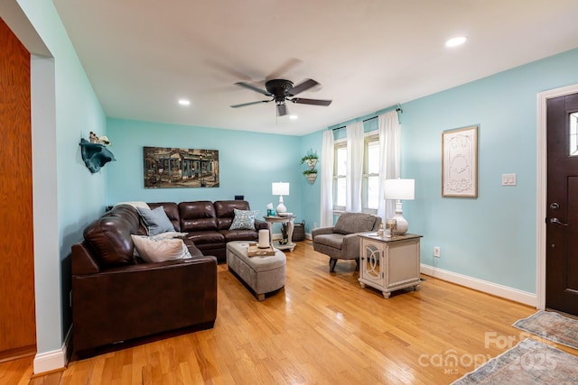 living room with light wood-style floors, a ceiling fan, baseboards, and recessed lighting
