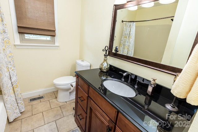 full bathroom with baseboards, toilet, curtained shower, and visible vents
