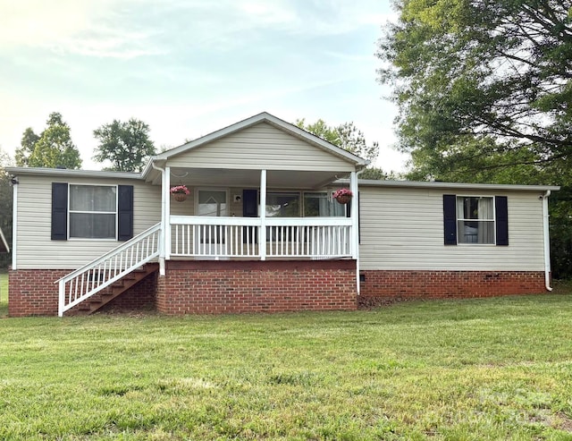 view of front of property featuring a porch and a front lawn