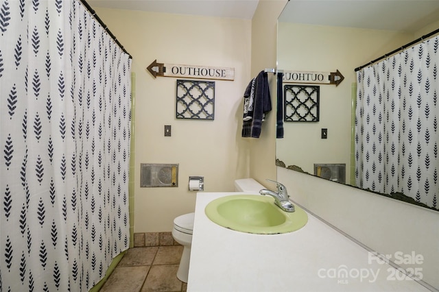 13030 Mayes Rd, Huntersville, NC 28078 - full bath featuring curtained shower, tile patterned flooring, toilet, and vanity
