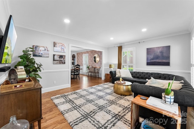 living area featuring baseboards, ornamental molding, recessed lighting, and wood finished floors