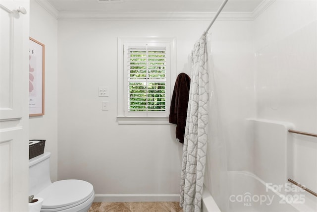 full bath featuring crown molding, baseboards, toilet, and visible vents