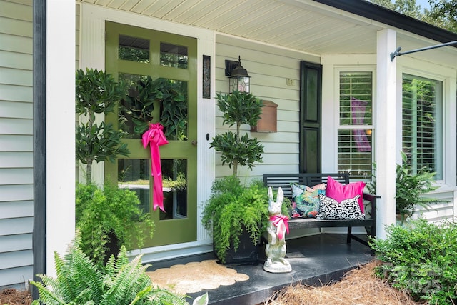 entrance to property featuring a porch