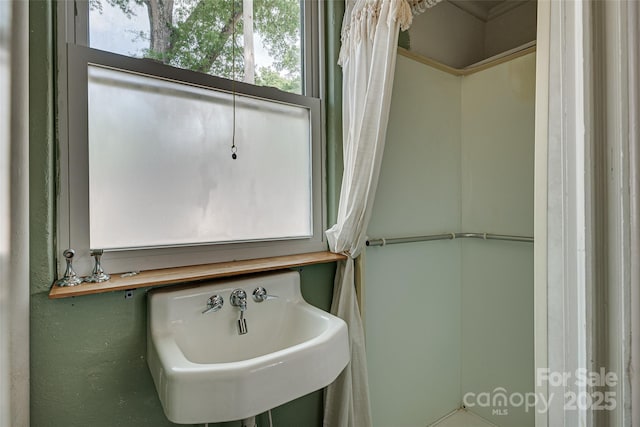 bathroom featuring a sink