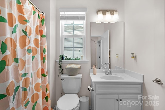 full bathroom featuring vanity, toilet, and a shower with curtain